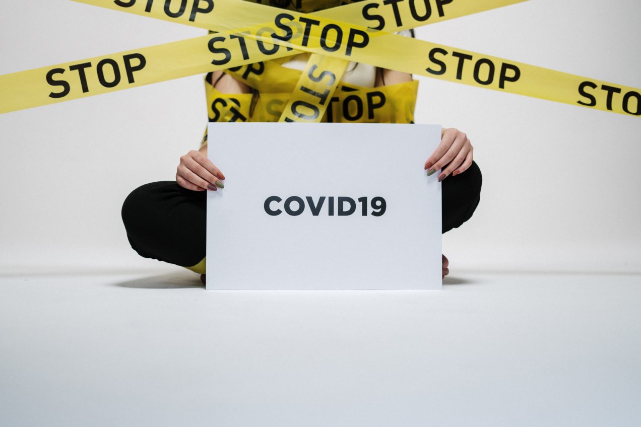 Person holding Covid sign - Bildquelle/Source: https://www.pexels.com/de-de/@cottonbro